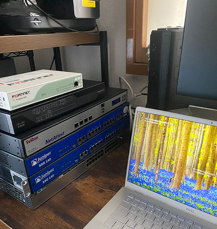 様々な機器がある自宅の様子